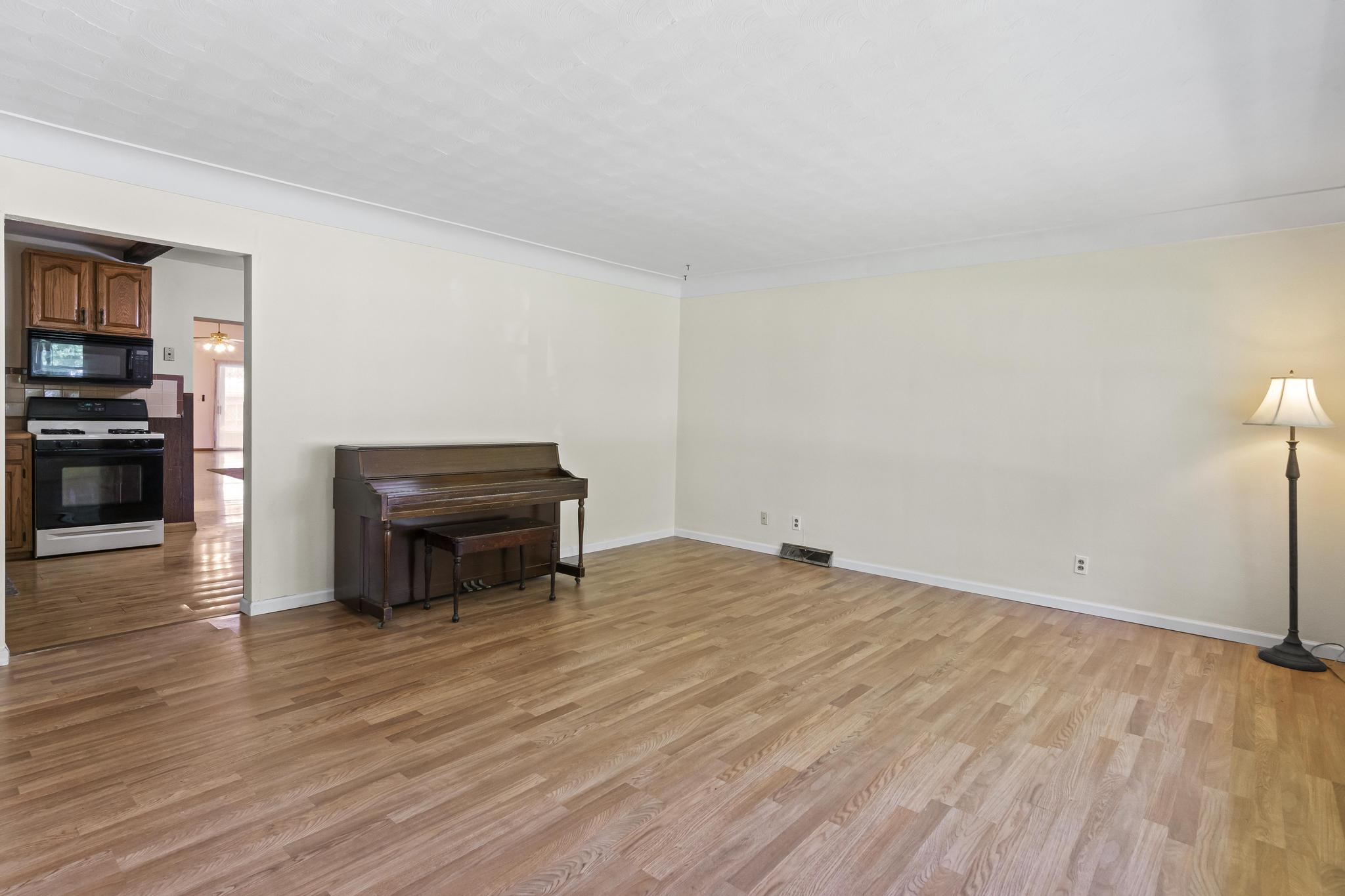 Living room, laminate wood-style flooring