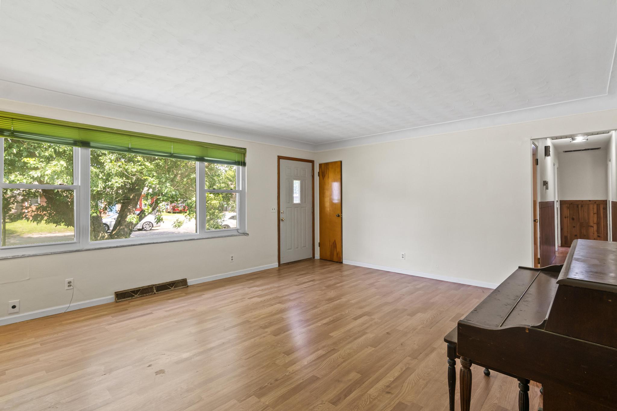 Living room, laminate wood-style flooring