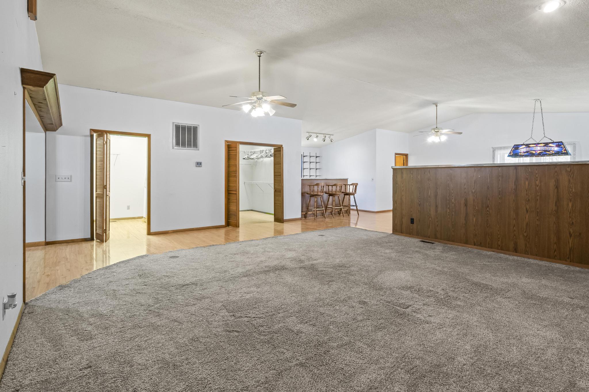 Great room, mixed flooring, Walk-in pantry, walk-in storage closet and wet bar
