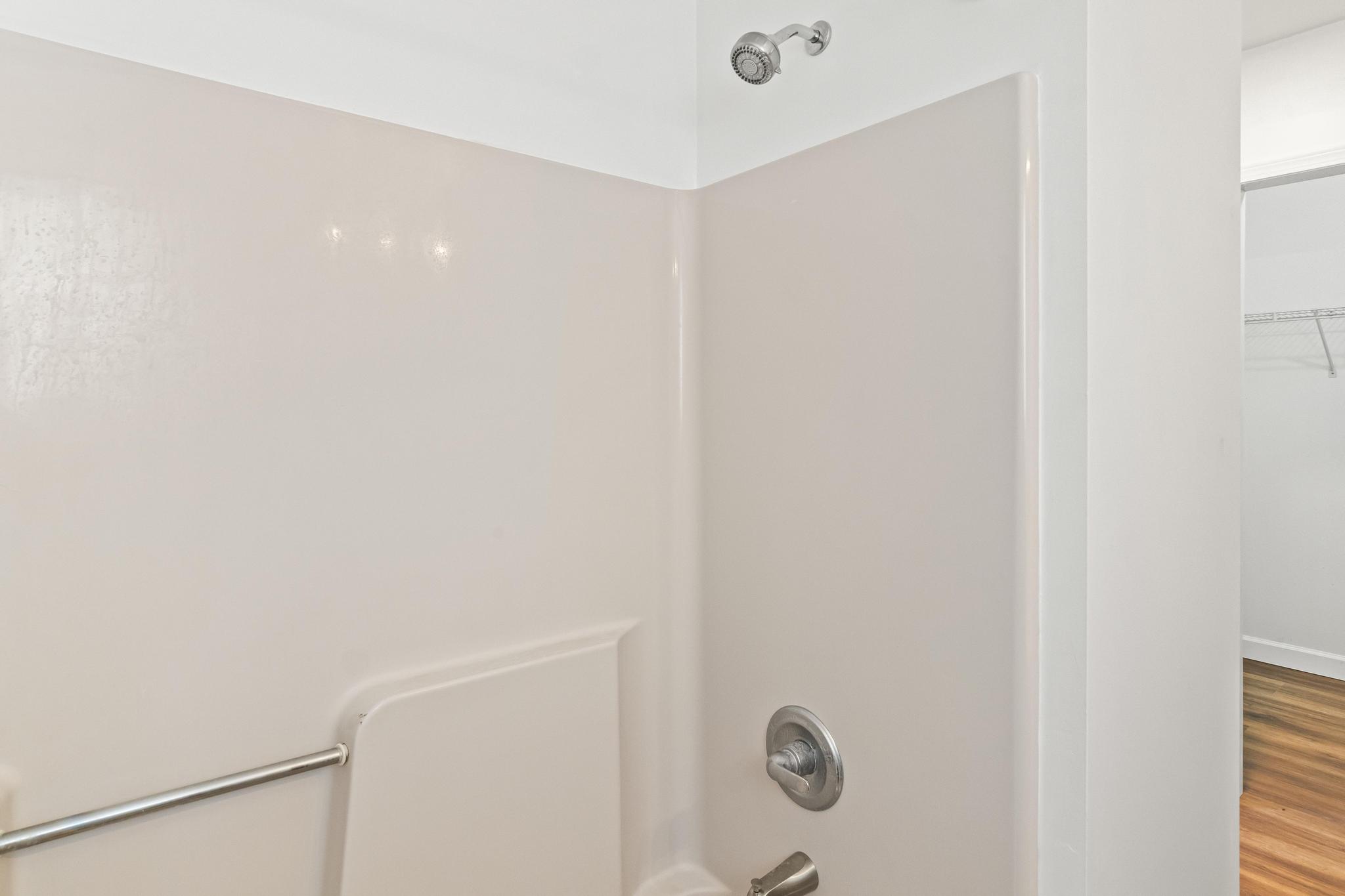 Master bath en suite, full bath