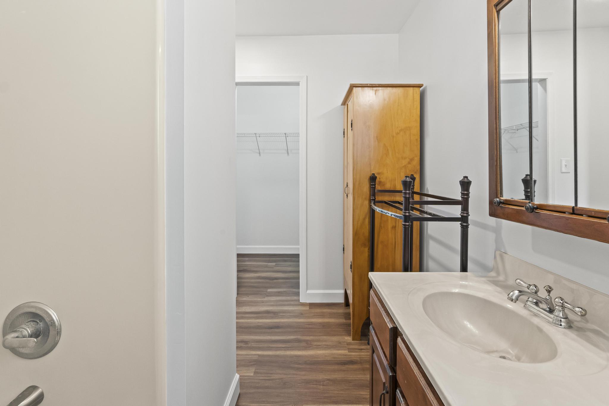 Master bath en suite, full bath, vinyl wood-style laminate flooring